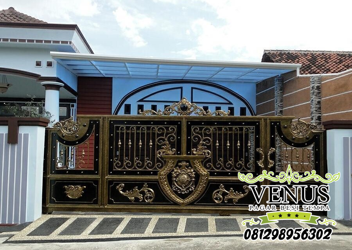 Pintu Gerbang Besi Tempa