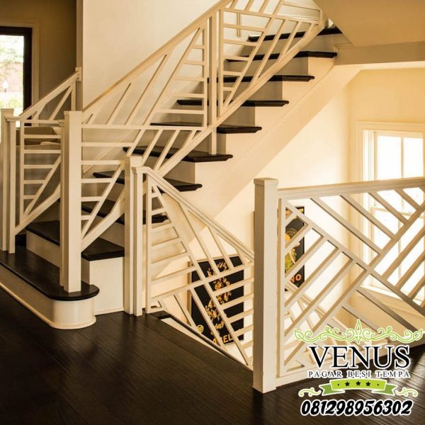 railing-tangga-minimalis-dengan-pola-unik-dari-rangkaian-besi-putih-e1555041358380 railing-tangga-minimalis-dengan-pola-unik-dari-rangkaian-besi-putih-e1555041358380