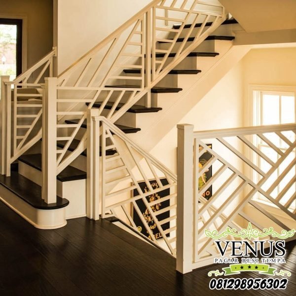 railing-tangga-minimalis-dengan-pola-unik-dari-rangkaian-besi-putih-e1555041358380